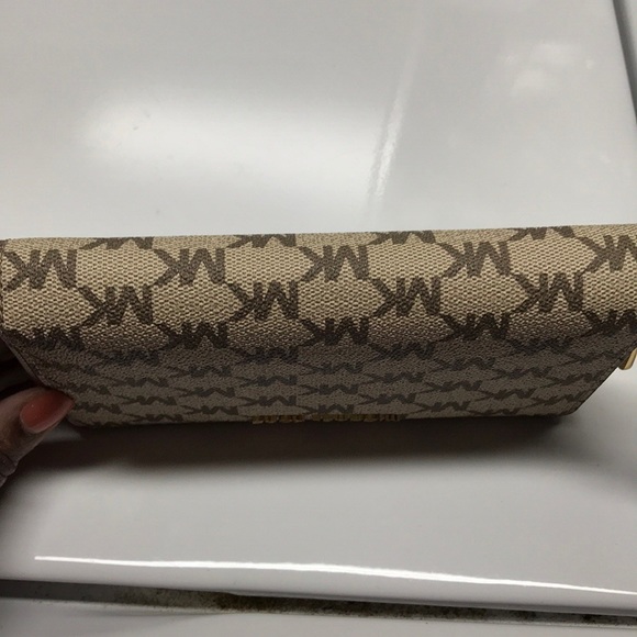 *SOLD* Michael Kors wristlet - Picture 3 of 7